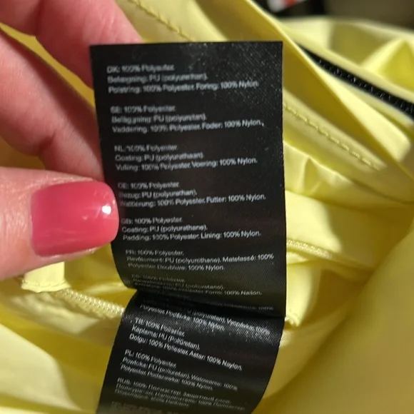 Rains NWT Women’s Loop W Vest. Size M. Color Straw ( yellow). Inside zip pocket - Picture 10 of 12